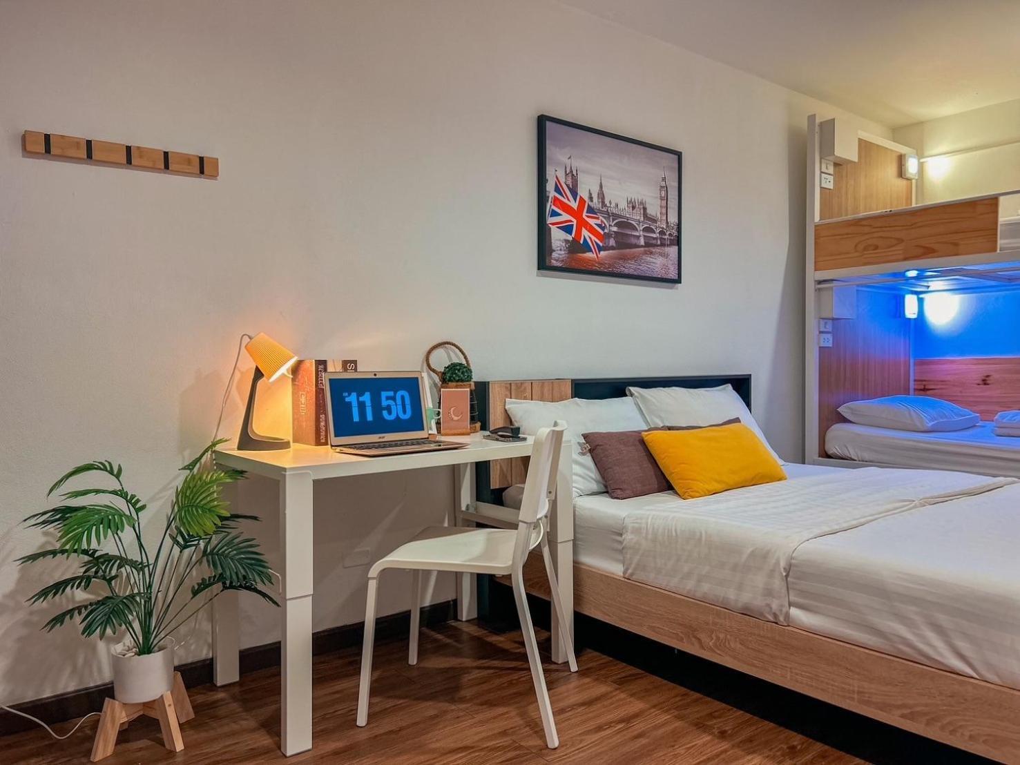 Click Hostel Bangkok Exterior photo