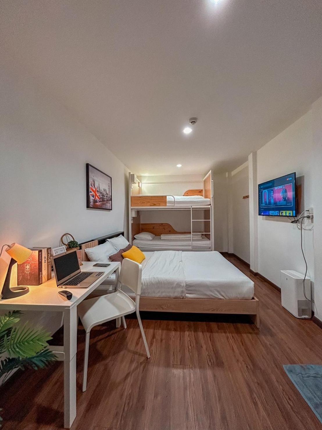 Click Hostel Bangkok Exterior photo